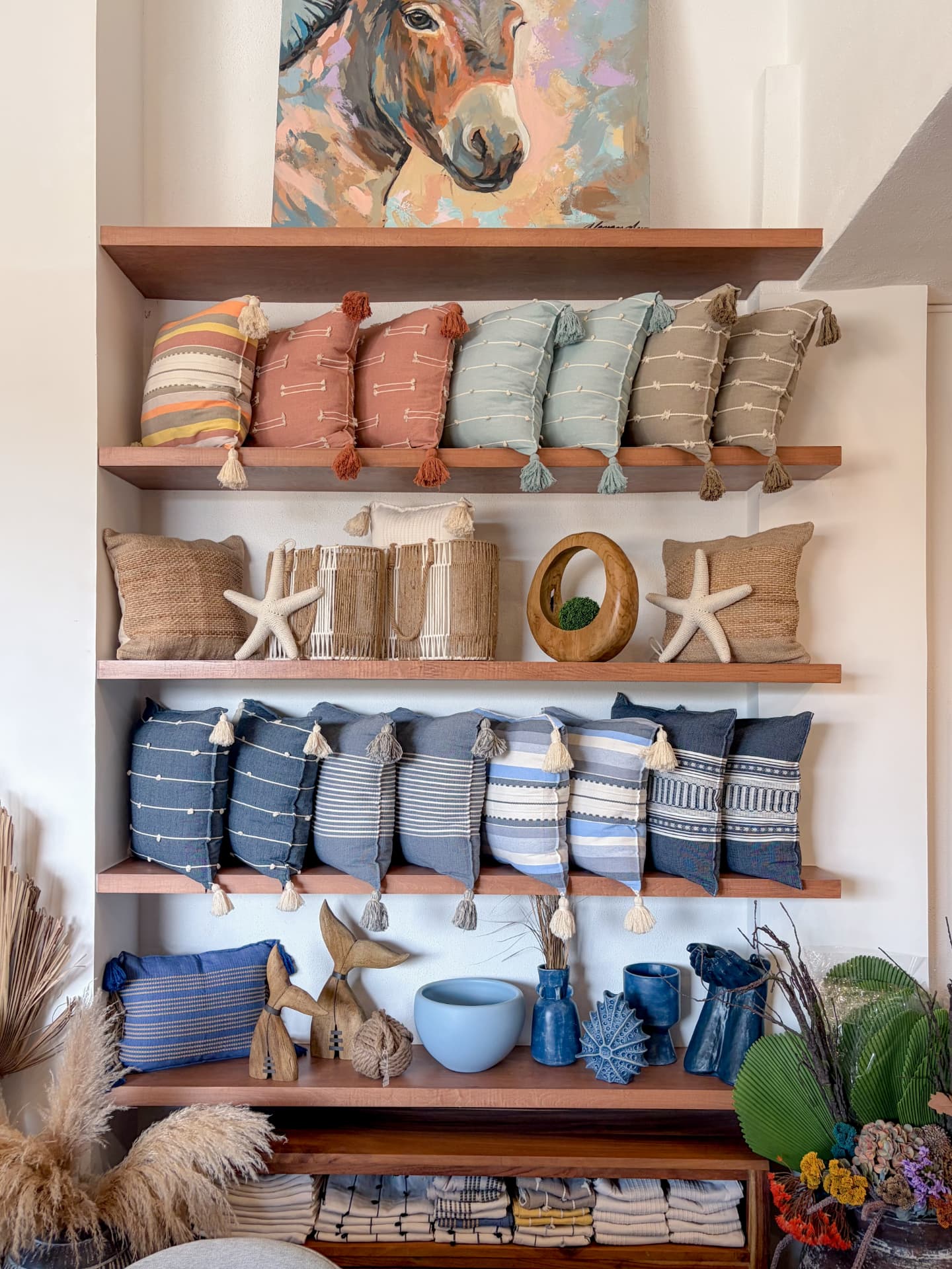 Lámpara y cojines de lino en un rincón del showroom Mezquite, Los Cabos