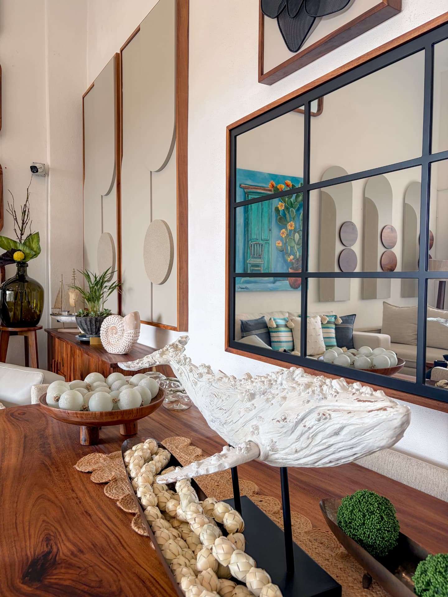 Espejos con marco de madera en composición de galería, showroom Mezquite Los Cabos