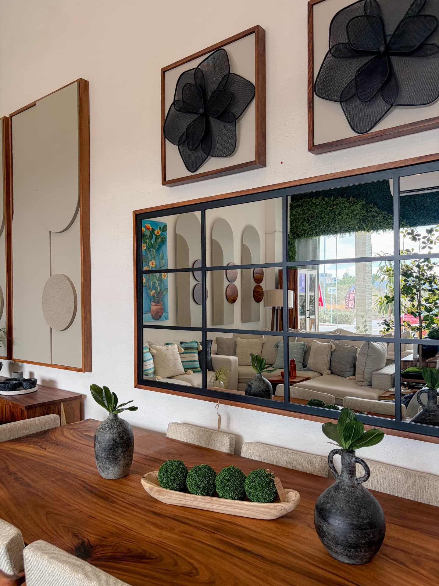 Composición de espejos de madera en muro del showroom Mezquite